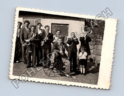 Stará fotografie hudební skupina s dítětem a mužem na vozíku (BM26323)