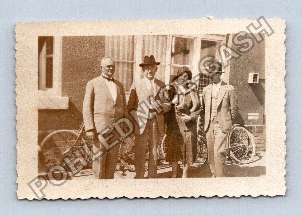 Stará fotografie skupinový portrét s koly (BM26325)