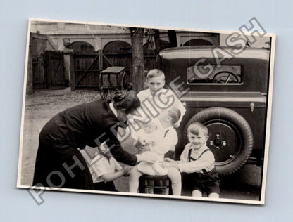 Stará fotografie rodina s dětmi a automobilem (BM26328)