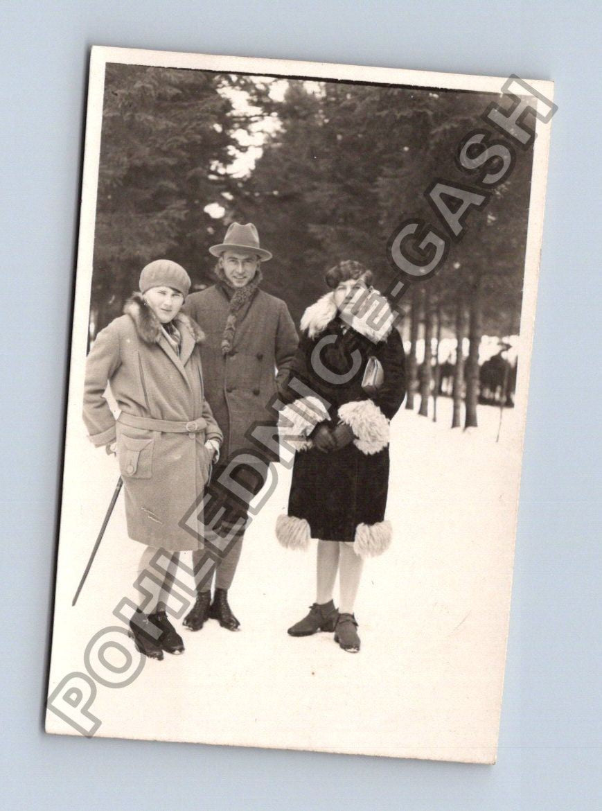 Stará fotografie tři osoby v zimním oblečení (BM26329)