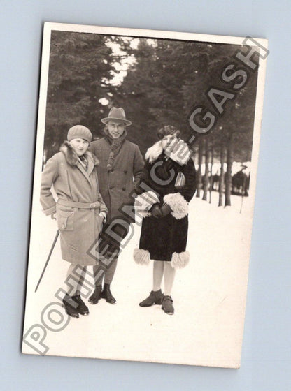 Stará fotografie tři osoby v zimním oblečení (BM26329)