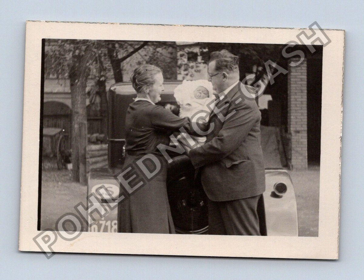 Stará fotografie muž a žena s miminkem u auta (BM26331)