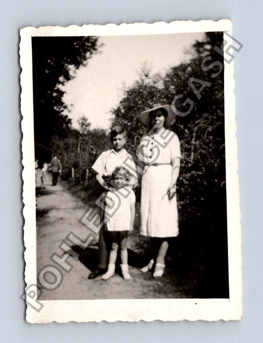 Stará fotografie tři osoby venku (BM26333)