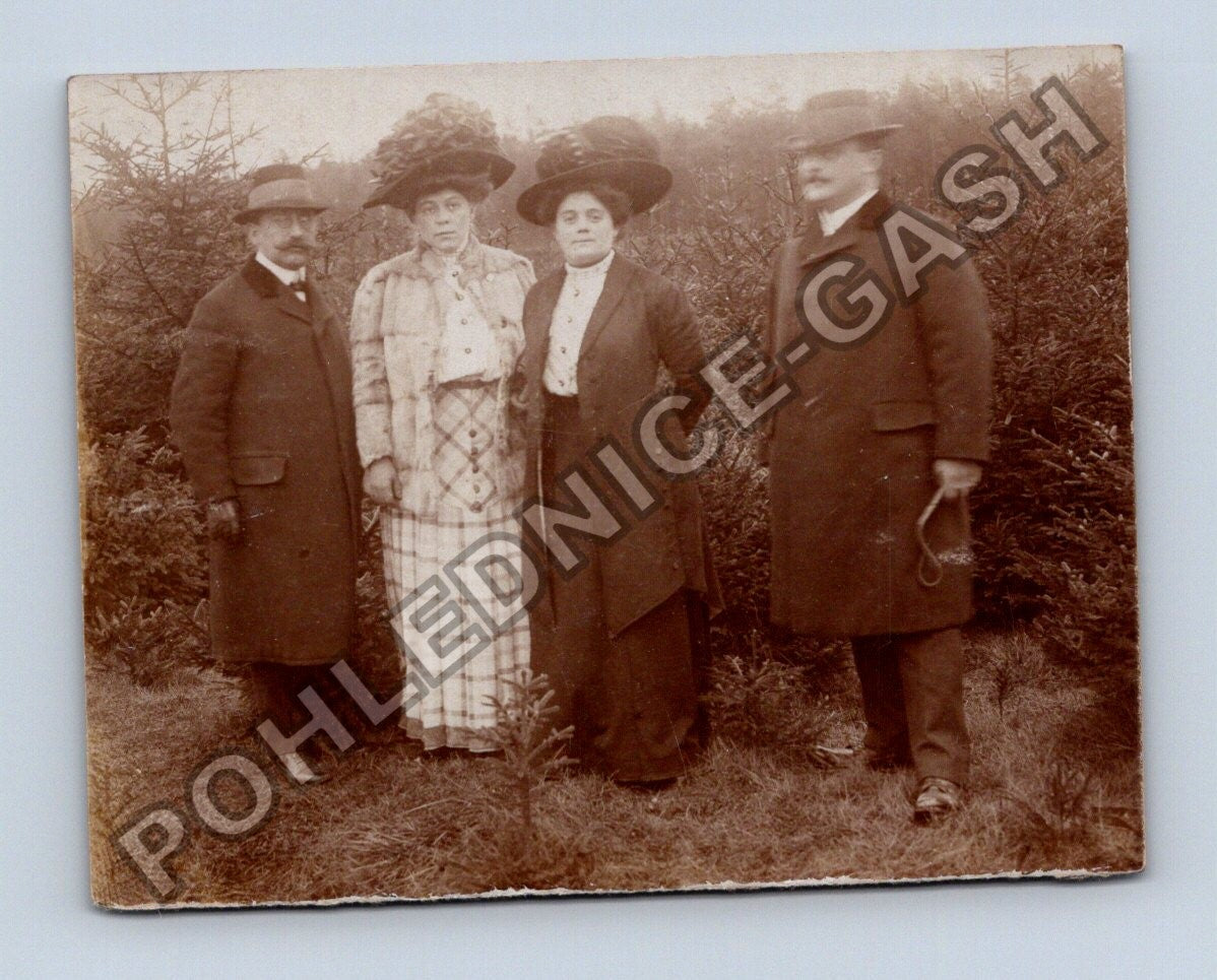 Pohlednice čtyři osoby v lese v dobovém oblečení (BM26339)