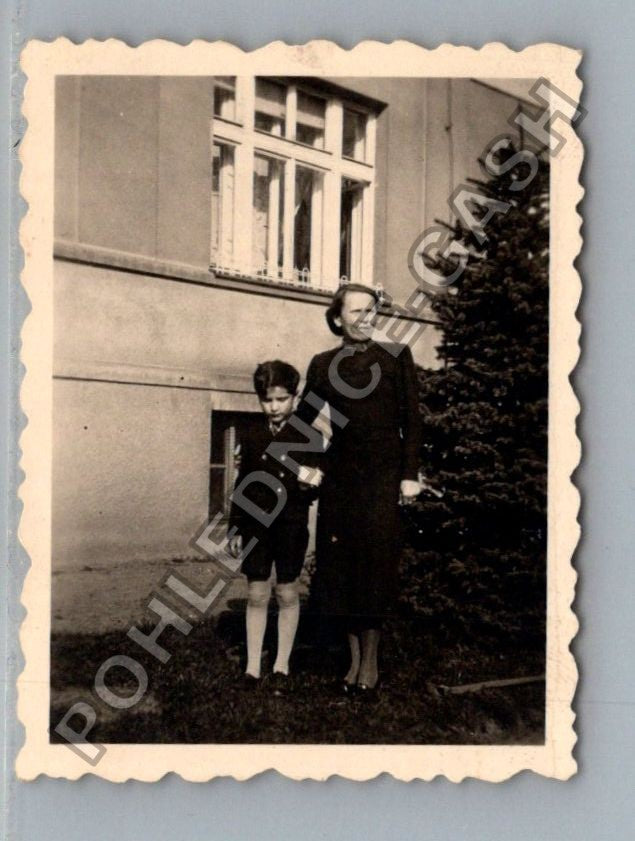 Stará fotografie žena a dítě před budovou 1938 (BM26347)