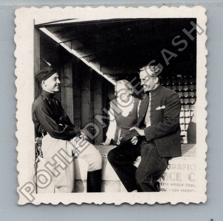 Stará fotografie tři osoby v interiéru (BM26348)