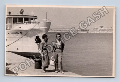 Stará fotografie ženy u lodi v přístavu (BM26357)