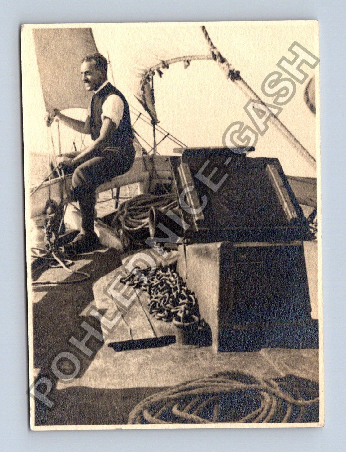 Stará fotografie muž v akrobatické póze na lodi (BM26367)
