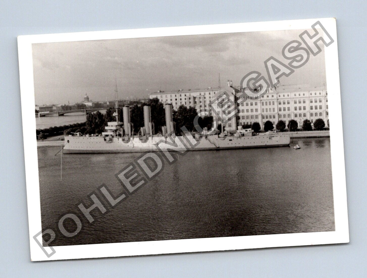 Stará fotografie válečný křižník na řece s městem (BM26371)