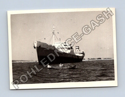 Stará fotografie nákladní loď s člunem na moři (BM26379)