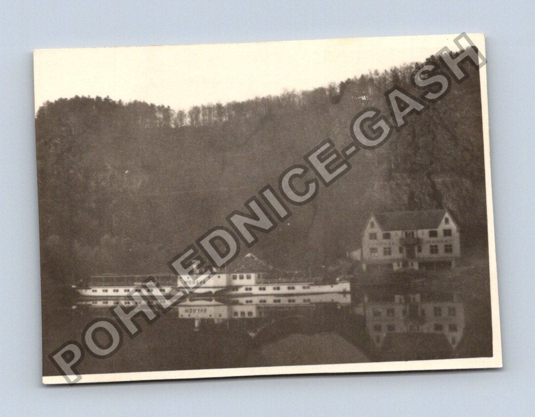 Stará fotografie loď Morava na řece u zalesněného kopce (BM26382)