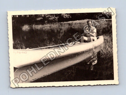 Stará fotografie muž v kánoi na vodě (BM26384)