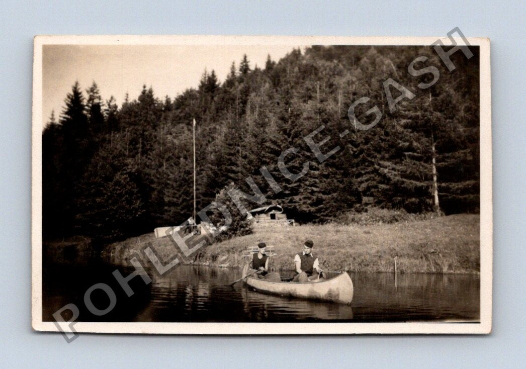 Stará fotografie dva lidé v kánoi lesnatá krajina (BM26385)