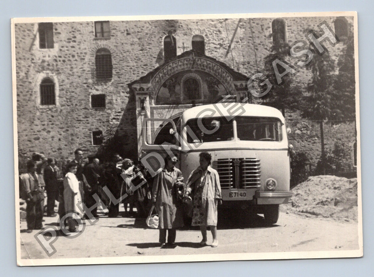 Stará fotografie autobus s lidmi před kamennou budovou (BM26386)