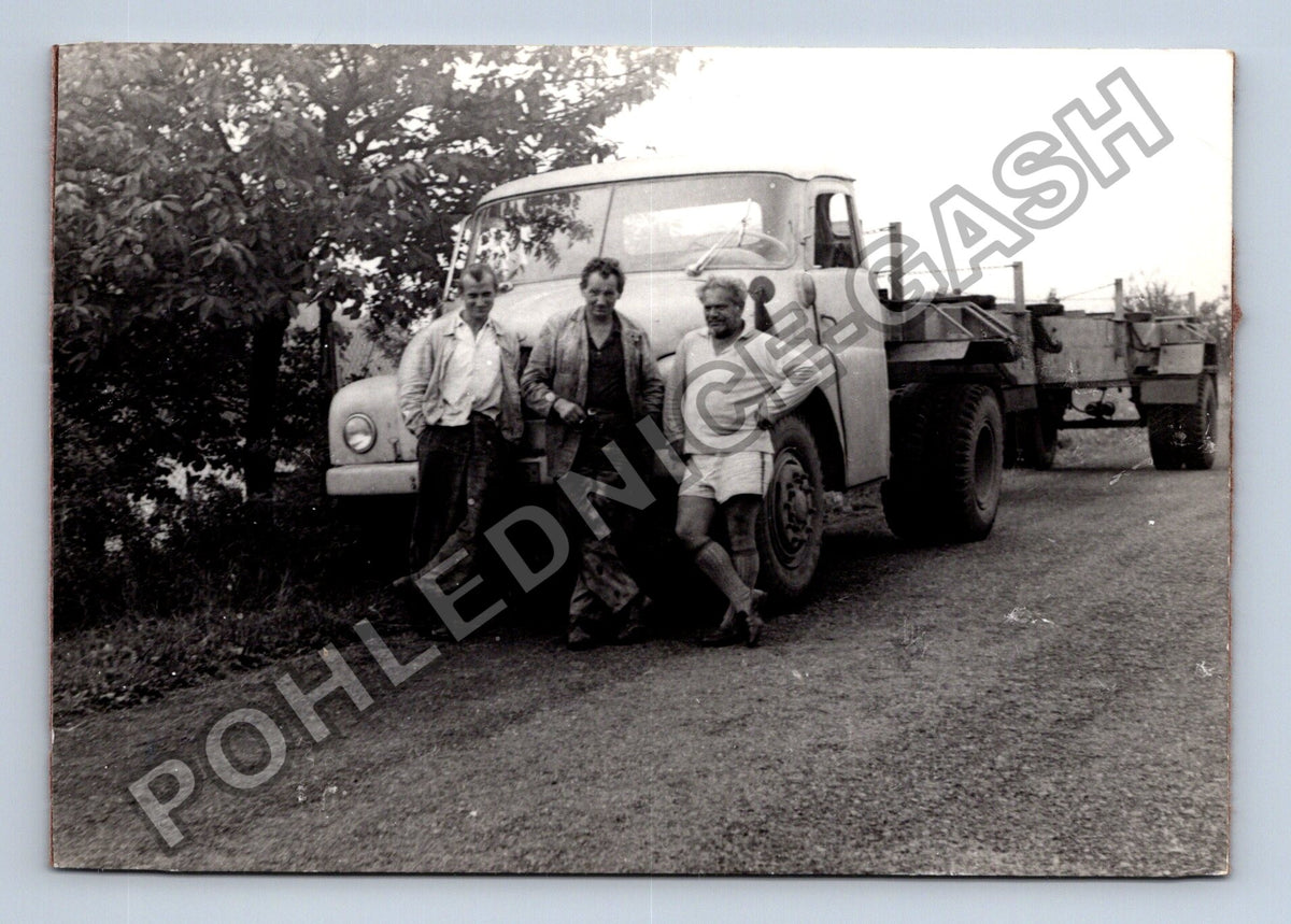 Stará fotografie tři muži a nákladní automobil (BM26397)