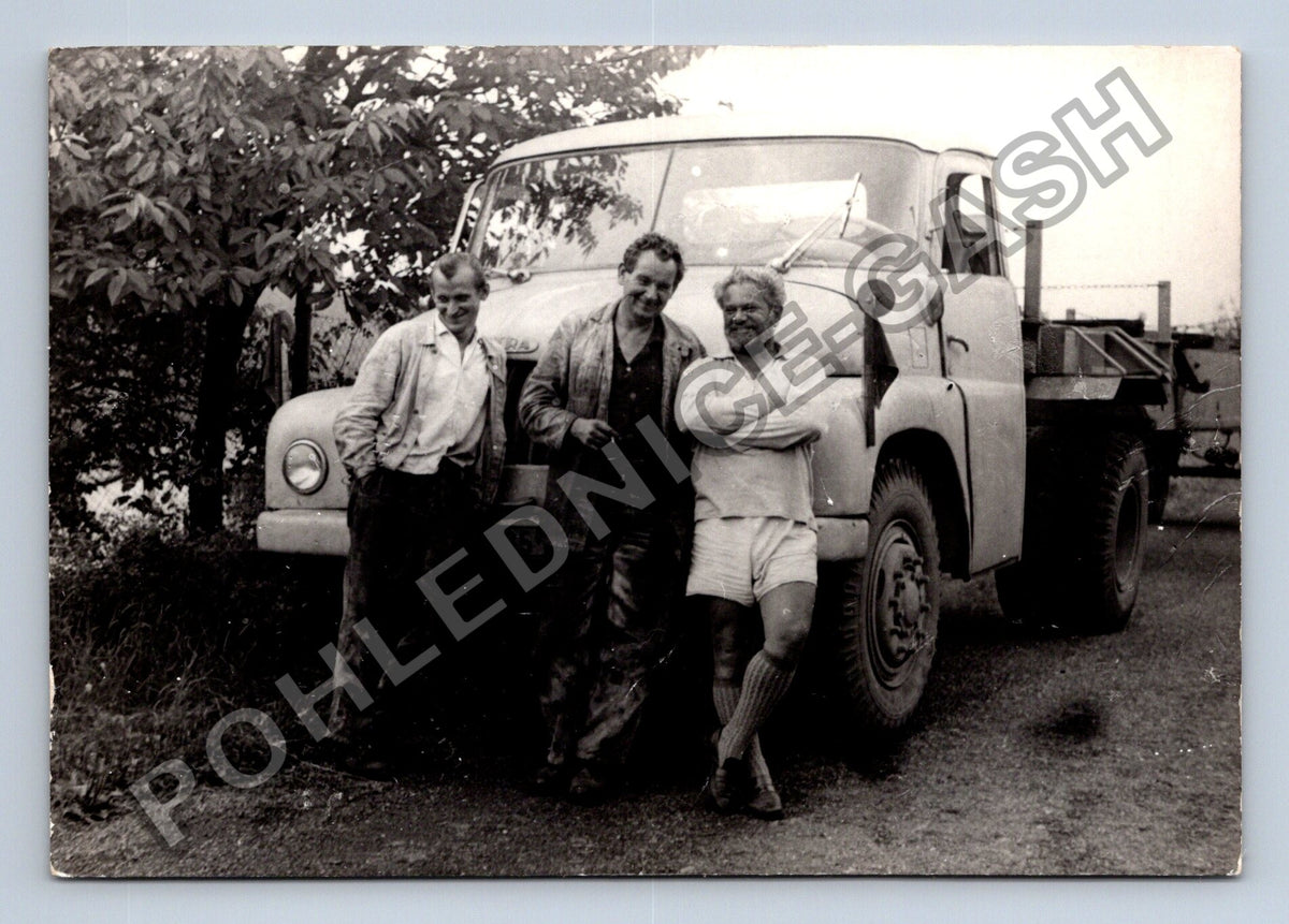 Stará fotografie tři muži s nákladním automobilem (BM26398)