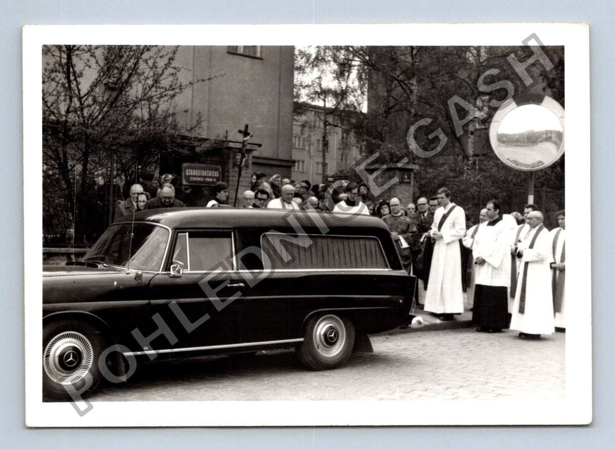 Stará fotografie pohřební průvod STAROSTRAŠNICKÁ 4 (BM26401)