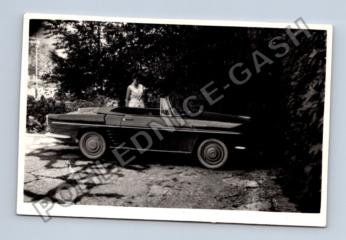 Stará fotografie žena s kabrioletem (BM26403)