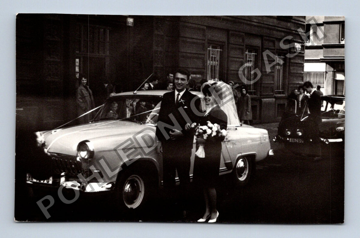 Stará fotografie svatební pár s vozem (BM26406)