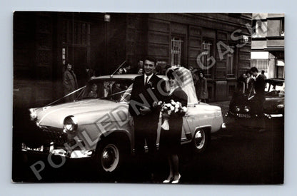 Stará fotografie svatební pár s vozem (BM26406)