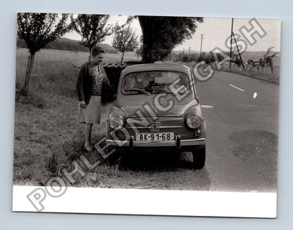 Stará fotografie žena u auta Fiat 600 (BM26409)