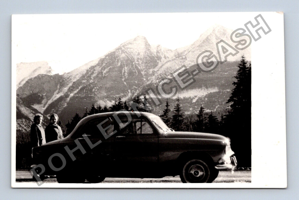 Stará fotografie hory auto a dvě osoby (BM26411)