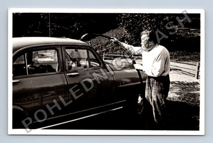 Stará fotografie muž u auta (BM26414)
