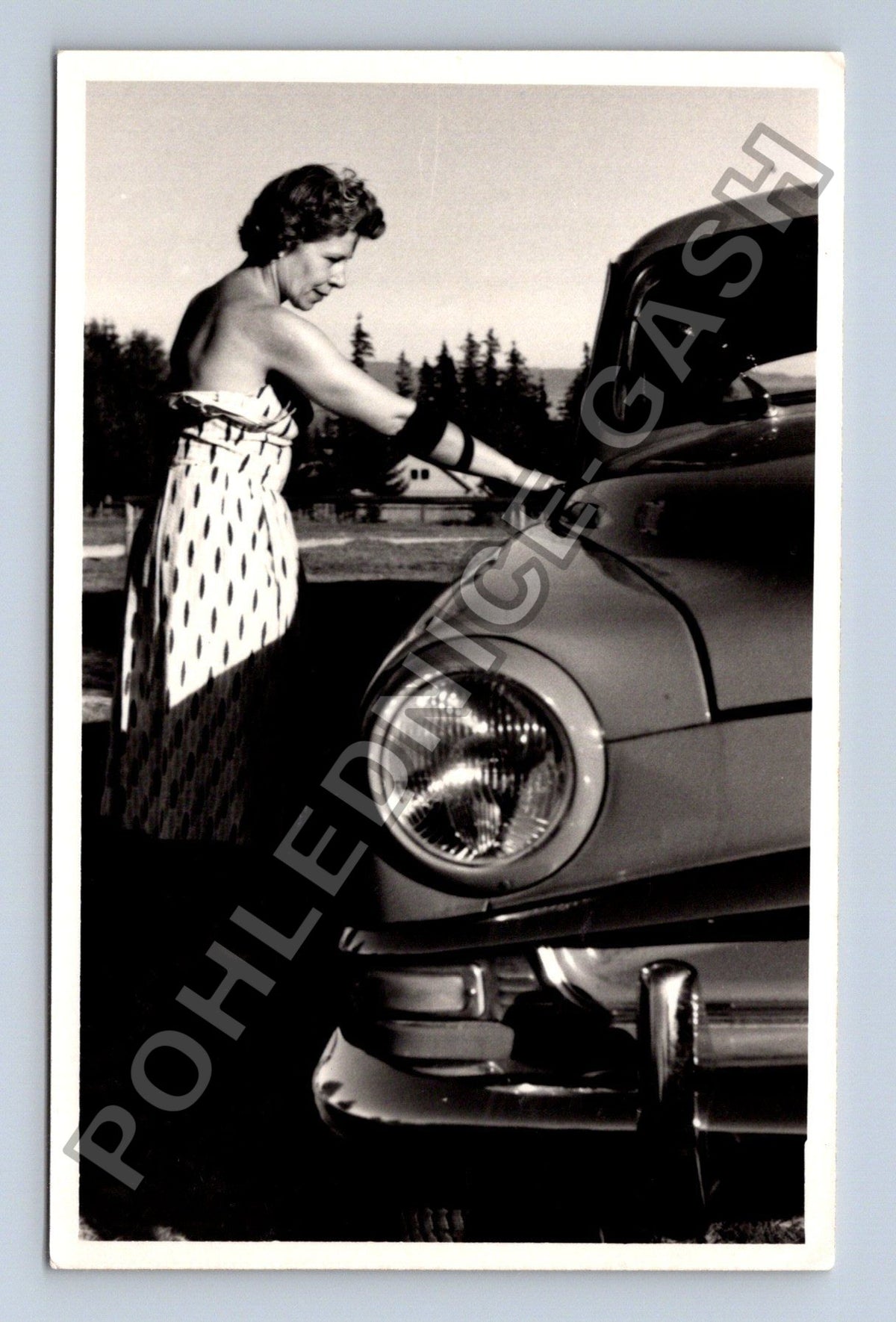 Stará fotografie žena s autem (BM26415)