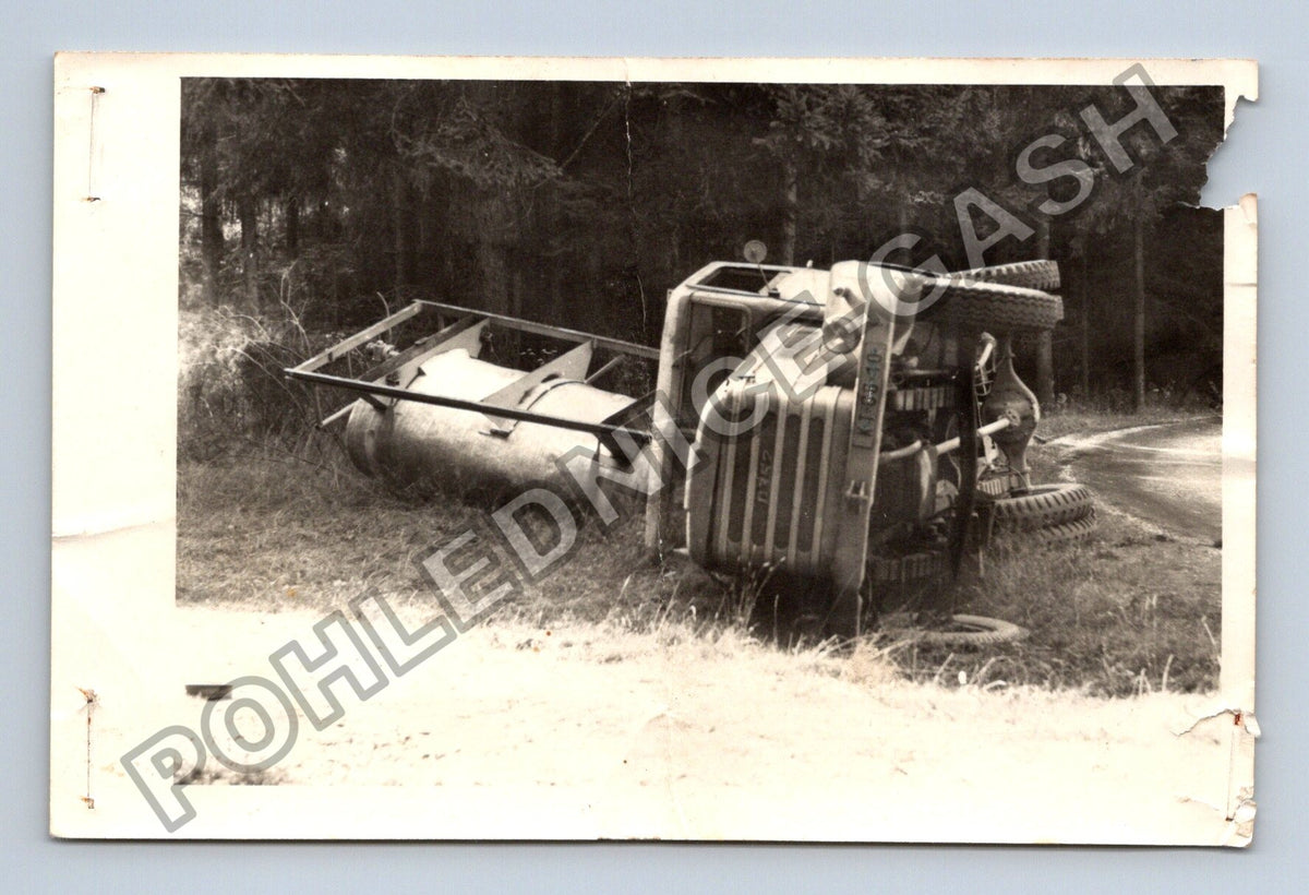 Stará fotografie převrácený nákladní automobil (BM26416)