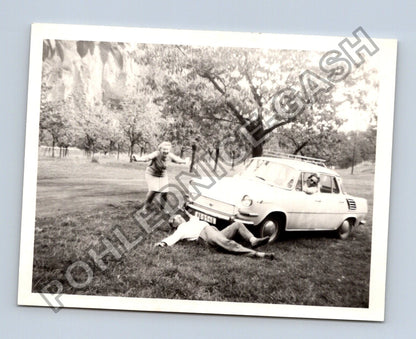 Stará fotografie inscenovaná nehoda auto Škoda 1969 (BM26417)