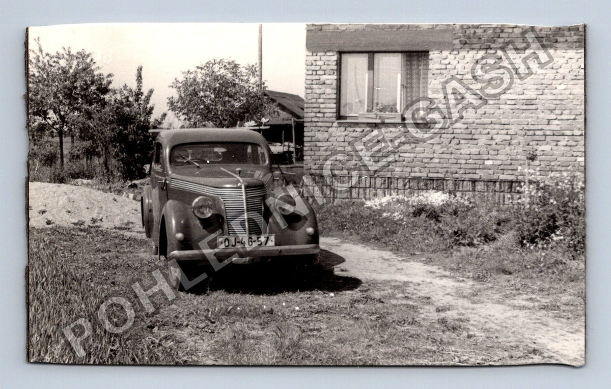 Stará fotografie osobní auto před domem SPZ OJ-46-57 (BM26418)