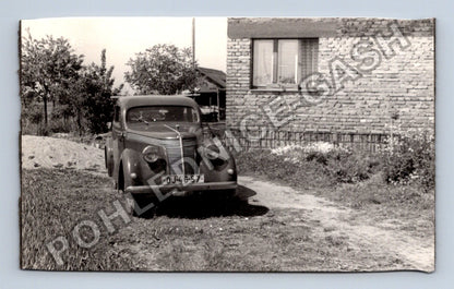 Stará fotografie osobní auto před domem SPZ OJ-46-57 (BM26418)