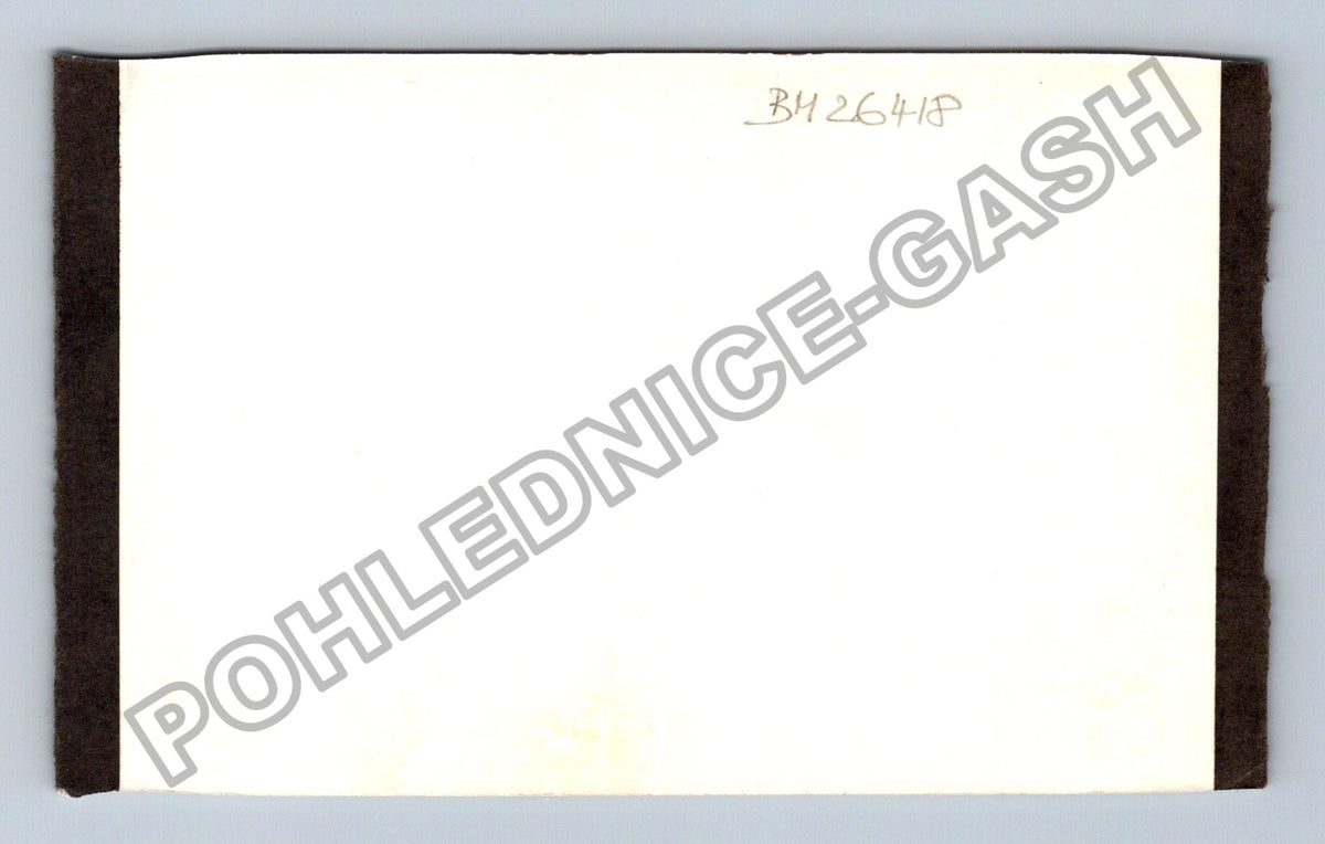 Stará fotografie osobní auto před domem SPZ OJ-46-57 (BM26418)