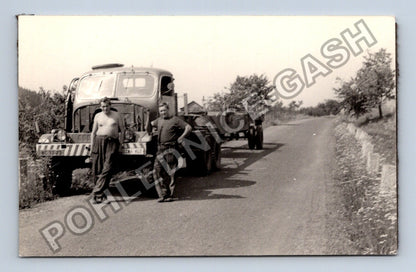 Stará fotografie dva muži u nákladního vozu na cestě (BM26420)