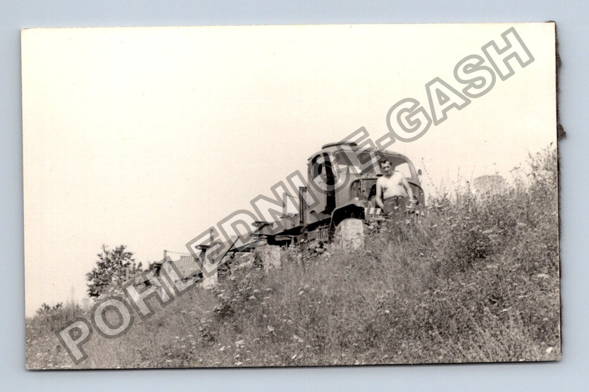 Stará fotografie muž u nákladního vozu na svahu (BM26421)