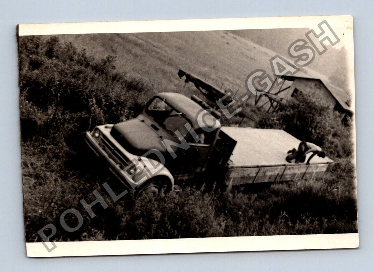 Stará fotografie nákladní automobil v terénu (BM26422)