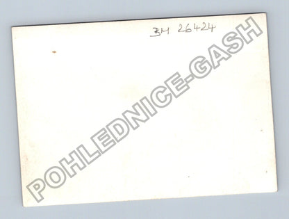 Stará fotografie muž s autem a věží na kopci (BM26424)
