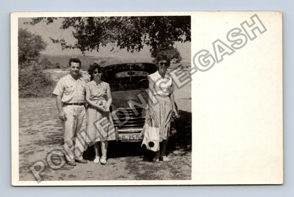 Stará fotografie tři lidé u auta (BM26428)