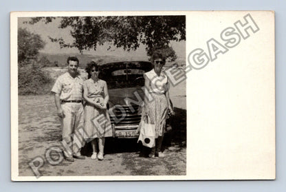 Stará fotografie tři lidé u auta (BM26428)