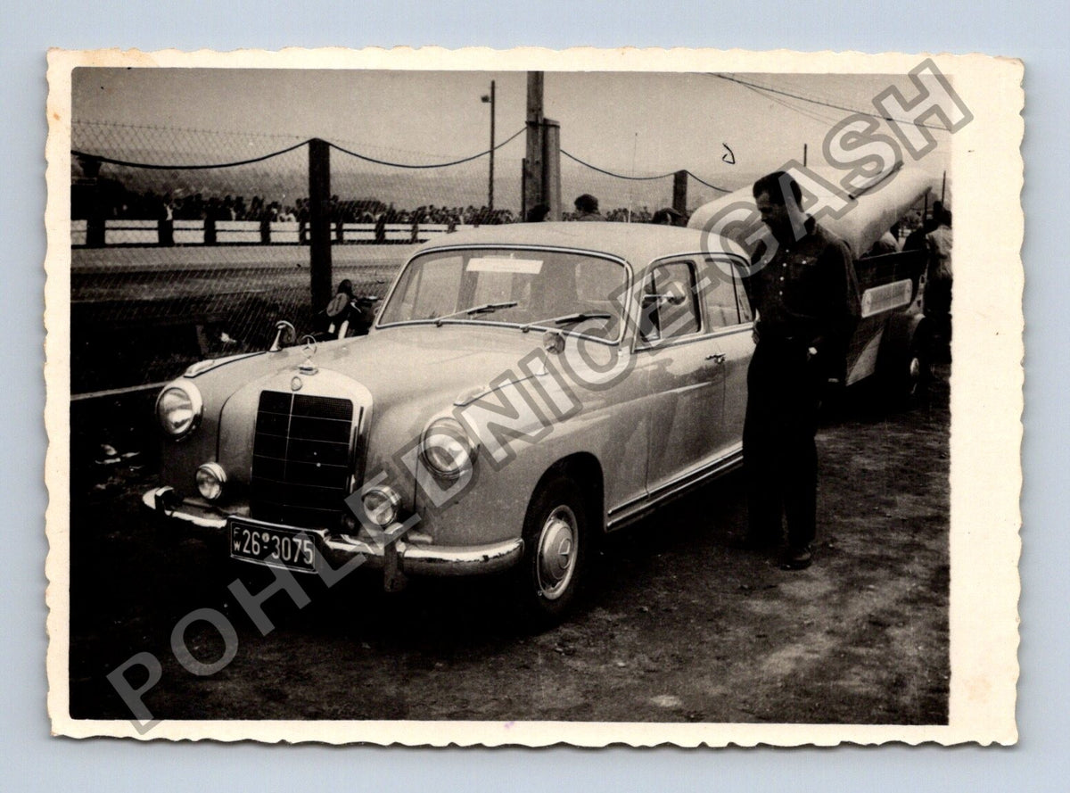 Stará fotografie muž u auta Mercedes-Benz s přívěsem (BM26429)