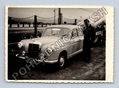 Stará fotografie muž u auta Mercedes-Benz s přívěsem (BM26429)