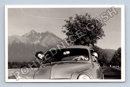 Stará fotografie auto s lidmi a horskou krajinou (BM26431)