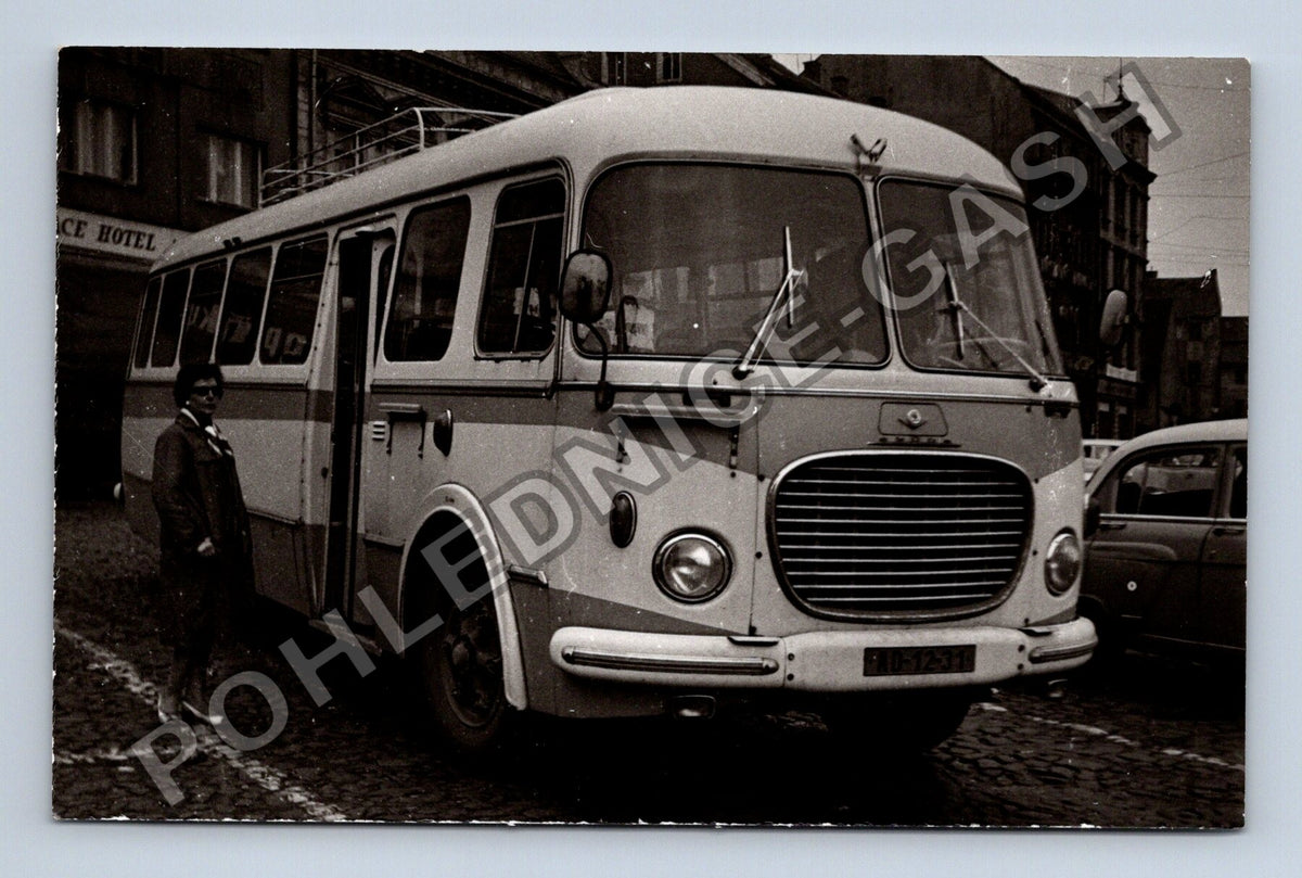 Stará fotografie autobus Škoda RTO s cestující před hotelem (BM26432)