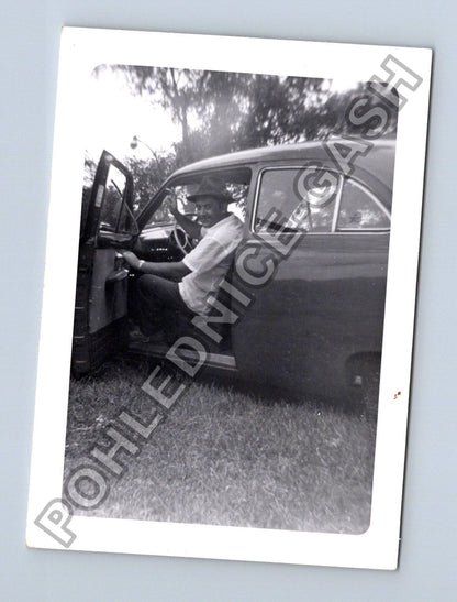 Stará fotografie muž v autě Ford 1953 (BM26434)