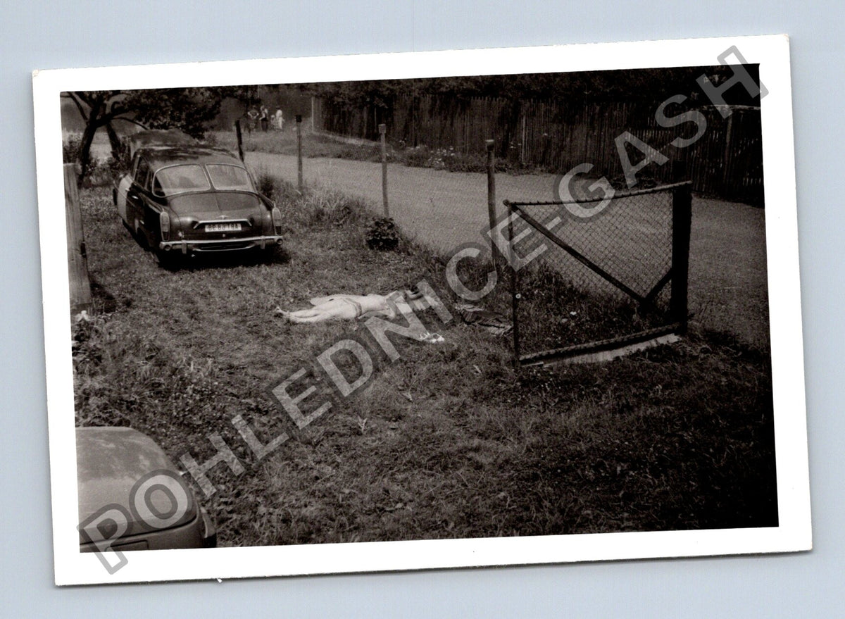 Stará fotografie osoba u auta v krajině (BM26440)
