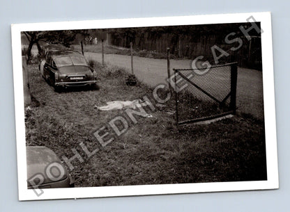 Stará fotografie osoba u auta v krajině (BM26440)