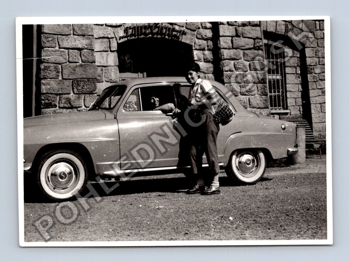 Stará fotografie muž a žena u starého automobilu (BM26448)