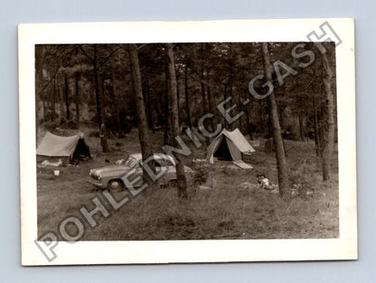 Stará fotografie camping v lese s autem a stany (BM26450)