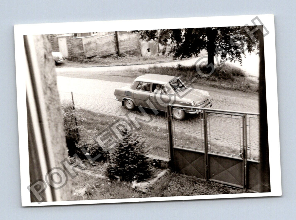 Stará fotografie auto na dlážděné cestě (BM26451)