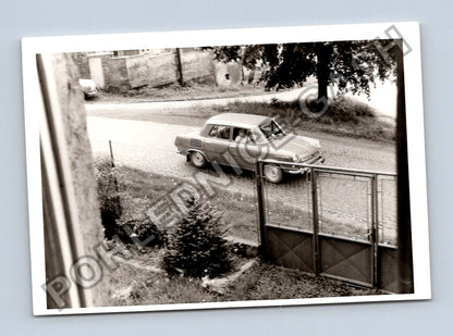 Stará fotografie auto na dlážděné cestě (BM26451)